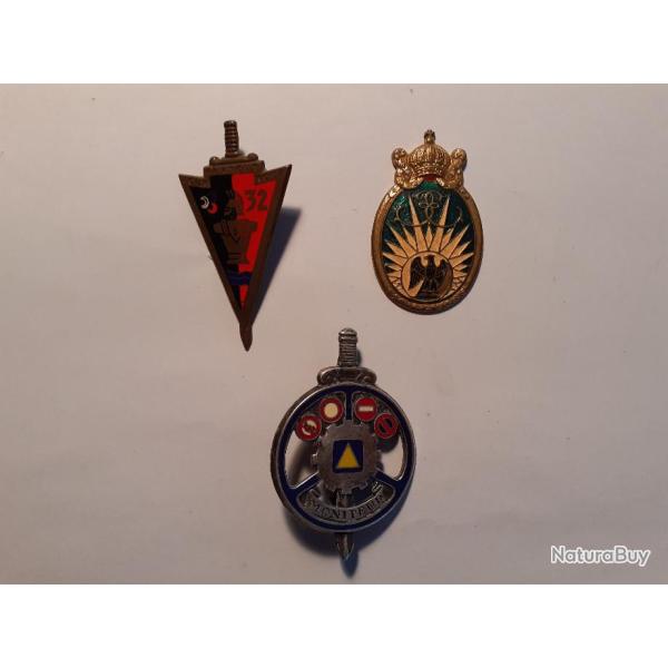 3   divers insignes  Militaire