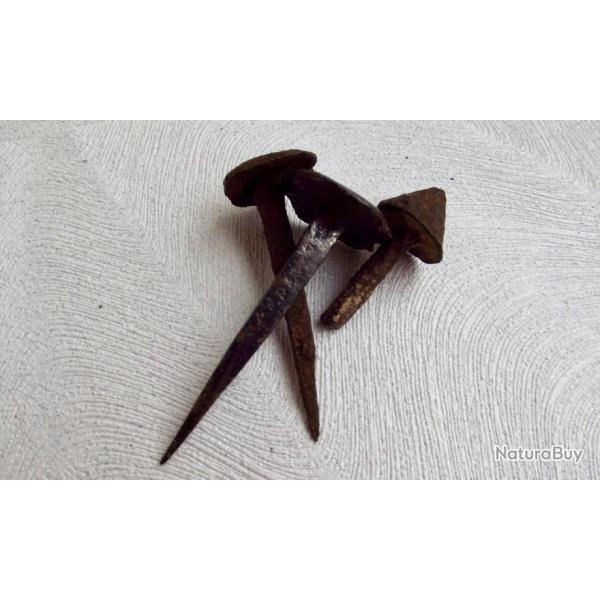 TROIS CLOUS ANCIENS.