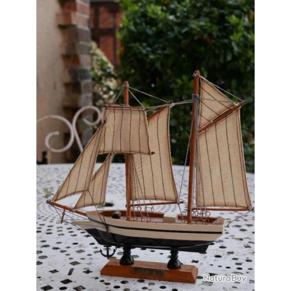 Voilier en bois  "Belle de Mai"