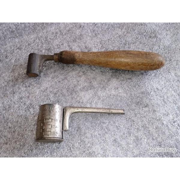 Lot de deux doseurs  poudre anciens
