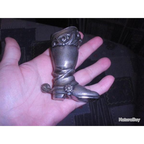 un cache briquet en forme de botte