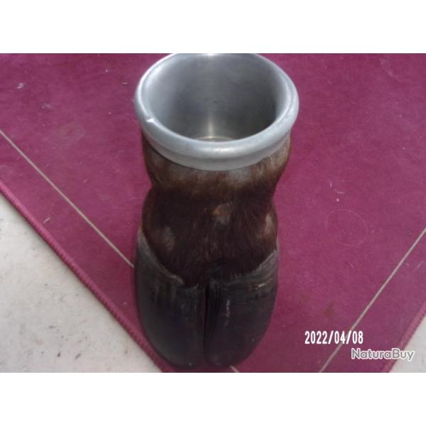 TAXIDERMIE pied de buffle monte en porte crayon ou cendrier
