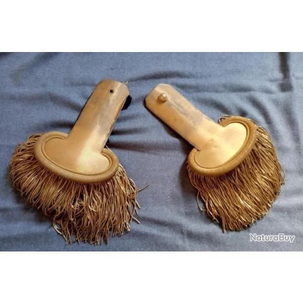 Epaulettes d'officier de la IIIe Rpublique en bon tat mais il manque un bouton  l'une
