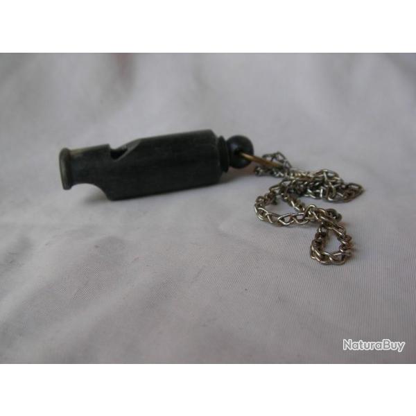 WW1/WW2 FRANCE SIFFLET FRANCAIS EN BAK�LITE NOIR AVEC SA CHA�NE