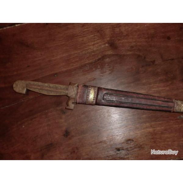 ancien poignard avec  fourreau   fixe  pays ethnique
