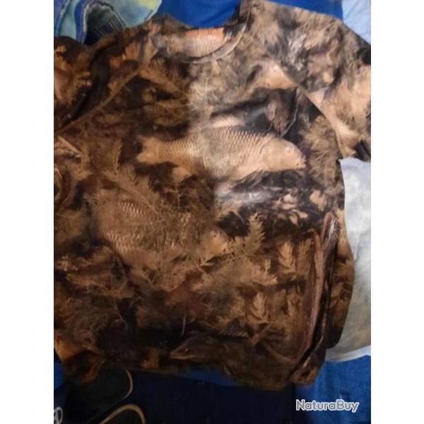 Tee-shirt manche longue camouflage avec dessin de Carpe