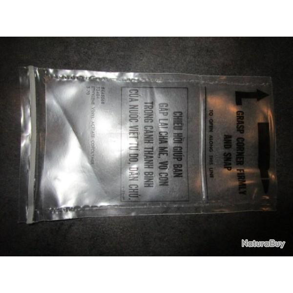 Pochette en acetate de vinyl pour prot�ger les chargeurs M16 de l'humidit�, guerre du vietnam !