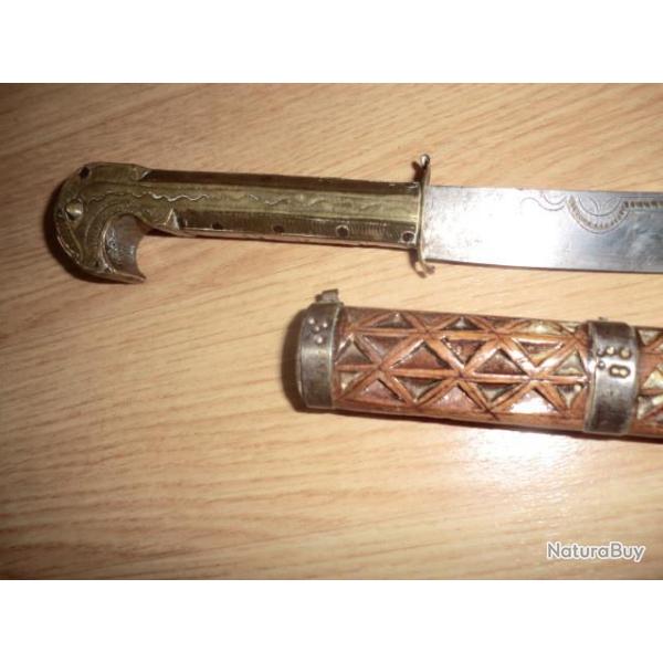 ancien poignard ethnique  avec fourreau