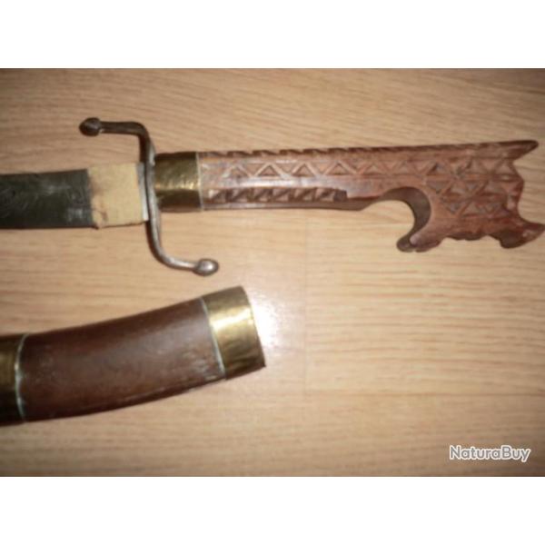 ancien poignard courb�  ethnique  avec fourreau