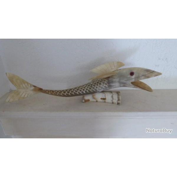 GRAND POISSON SCULPTE EN CORNE DE VACHE BEL ASPECT
