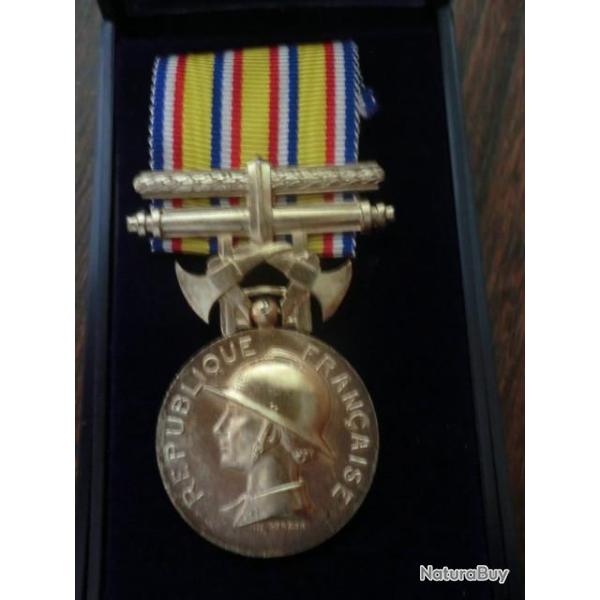 M�daille r�publique hommage au d�vouement sapeurs-pompiers  / E bazor