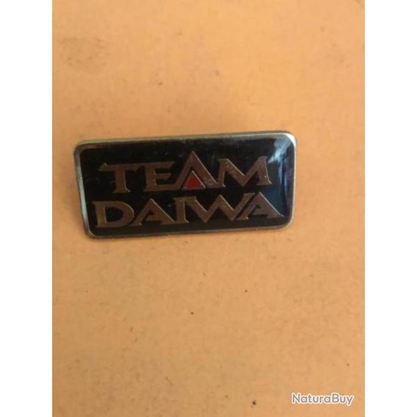 1 pin's team daiwa noir  P�che collection