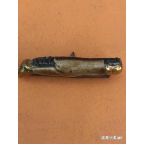 1 pin's couteau laguiole marron   P�che collection