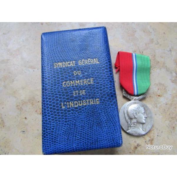 ancienne m�daille Sapeurs syndicat g�n�ral du commerce et de l'industrie + boite attribu�e en 1973