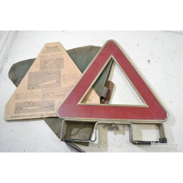Triangle de signalisation Arm�e Fran�aise Ferson Hirson Aisne. JEEP hotchkissGMC ou P4 Ann�es 1960
