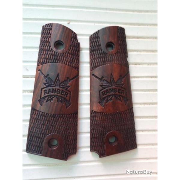 PAIRE DE PLAQUETTES EN BOIS POUR COLT 45,MODELE "RANGERS"