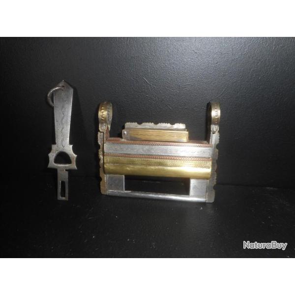 BEAU CADENAS TOUAREG ET SA CLEF, CIRCA 1950, FER BLANC, CUIVRE ET LAITON, POUR COLLECTION AFRIQUE