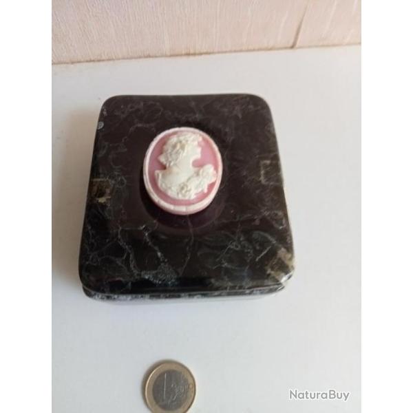 boite en c�ramique avec cam�e 10 cm x 9 cm x 4 cm