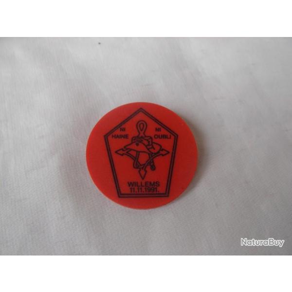 WW2/POSTWAR BROCHE FRANCAISE PLASTIQUE AVEC DEVISE  " NI HAINE NI OUBLI " PERSONNALISE 5 CM