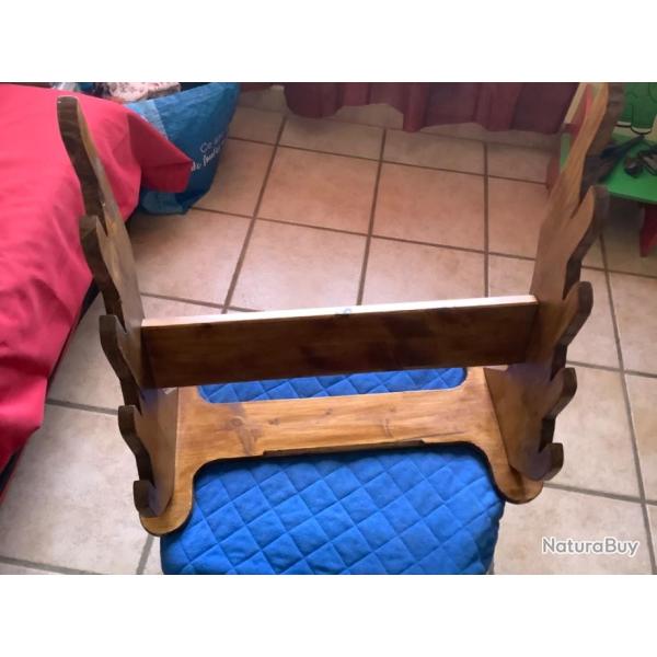Rtelier en bois pour sabres ou autres, pas de prix de rserve.