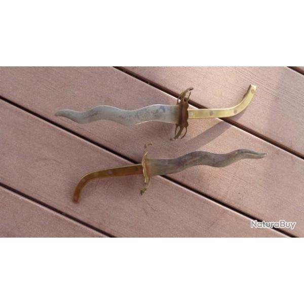 LOT DE 2 COUTEAUX ASIATIQUES METAL PEU COURANTS ANCIENS JE PENSE