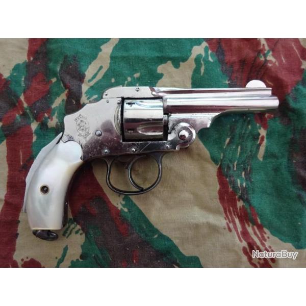 Beau revolver � brisure type Smith et Wesson safety calibre 32 SW plaquettes en nacre