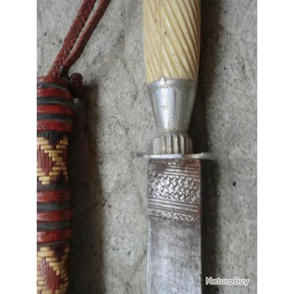 POIGNARD  DE  CHASSE   ART  ETHNIQUE  PROVENANCE  A DEFINIR