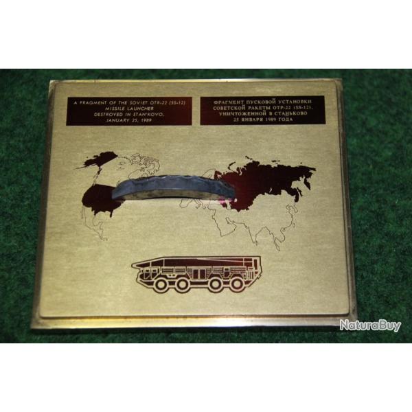 RARE PLAQUE  SOUVENIR  AVEC MORCEAU DE MISSILE LAUNCHER  RUSSE 1989