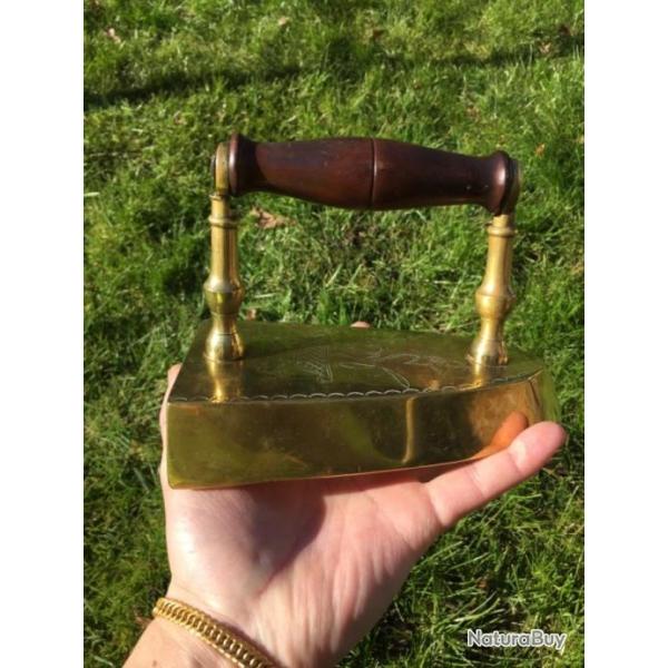 vieux fer � repasser en laiton