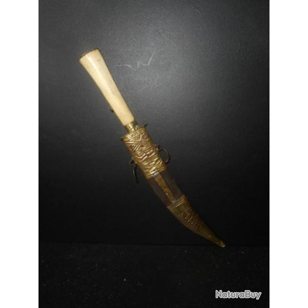 BEAU COUTEAU AFRICAIN DU MAGHREB, POIGNEE OS ET LAME DECOREE