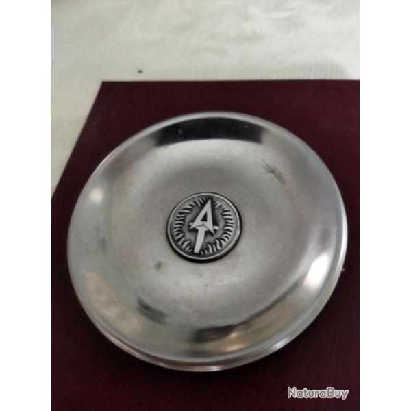 Coupelle en m�tal avec gravure au centre
