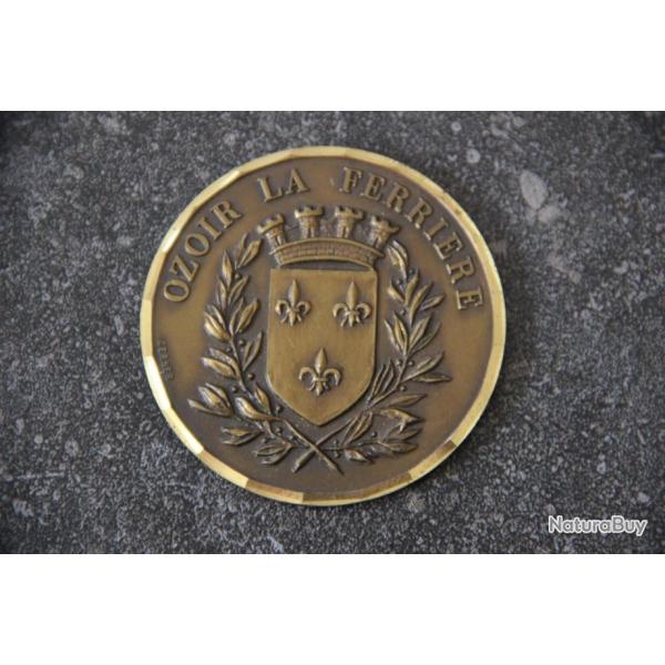 OZOIR LA FERRIRE BELLE MDAILLE DE TABLE COMMMO DBARQUEMENT