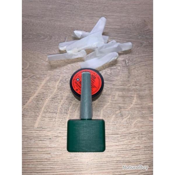 Mandrin vert fonc� pour confectionner les �tuis en papier combustible des armes � percussion en 31