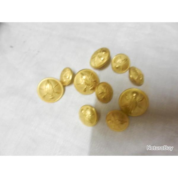 Lot de 10 boutons militaires pour �quiper une veste d'infanterie fran�aise