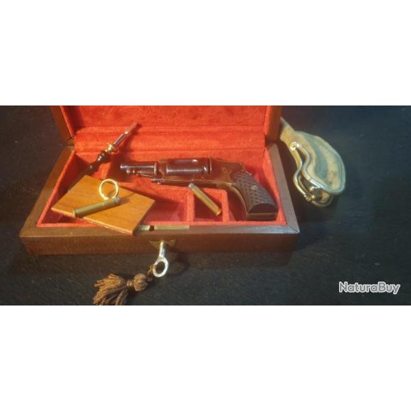 Magnifique "Velodog" Hammerless, comme neuf, calibre 6m/m en coffret.