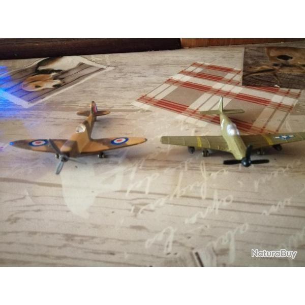 MAQUETTES D'AVIONS ENCIENS METAL 1 SPITFIRE ET UN P51 MUSTANG