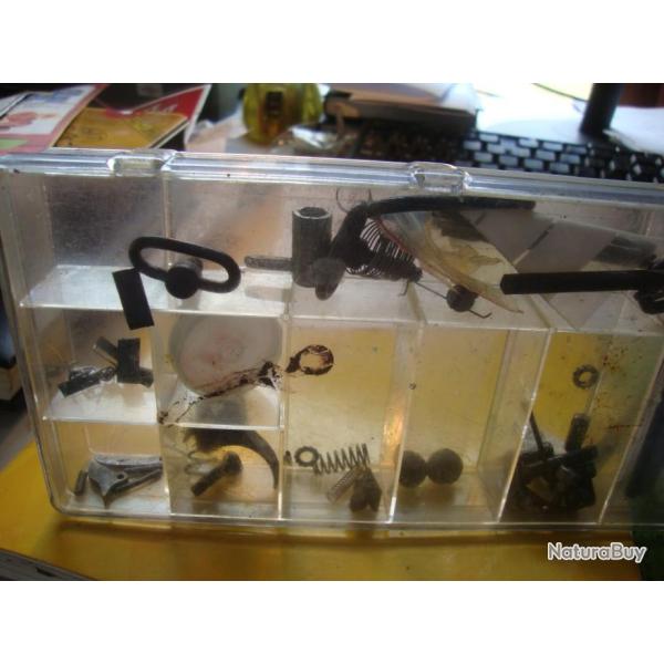 boite contenant des pi�ces non identifi�es fond de tiroir armurier