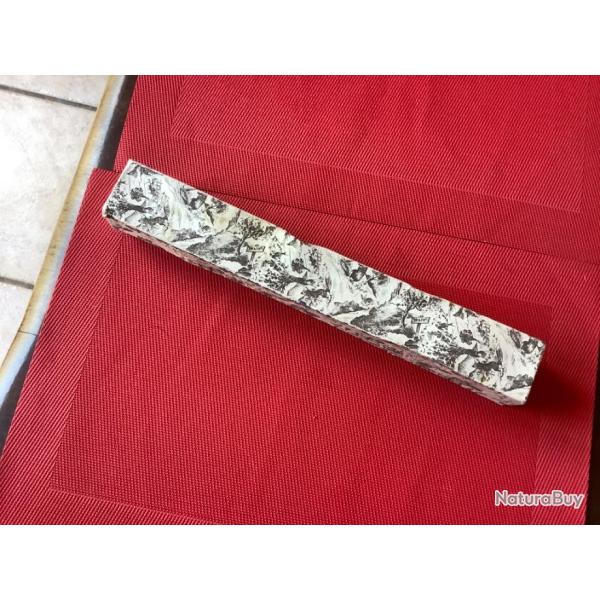 Coffret avec deux grosses cuill�res avec pommeaux pattes de chevreuil, pas de prix de r�serve.