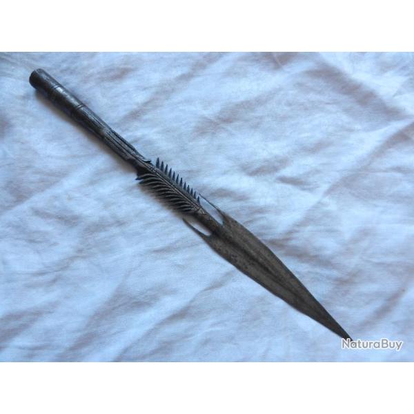 tr�s bel ancien fer de lance sagaie africaine