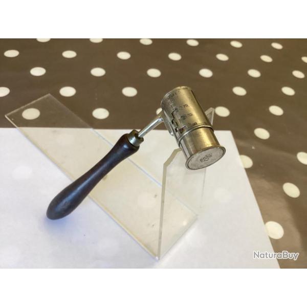 ancien doseur acier pour poudre T - Marque E.C � l'ancre de Marine