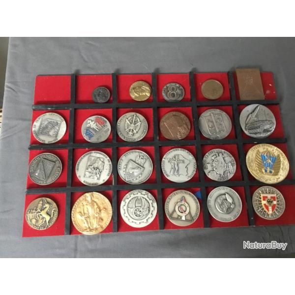Lot de 23 m�dailles militaires diverses