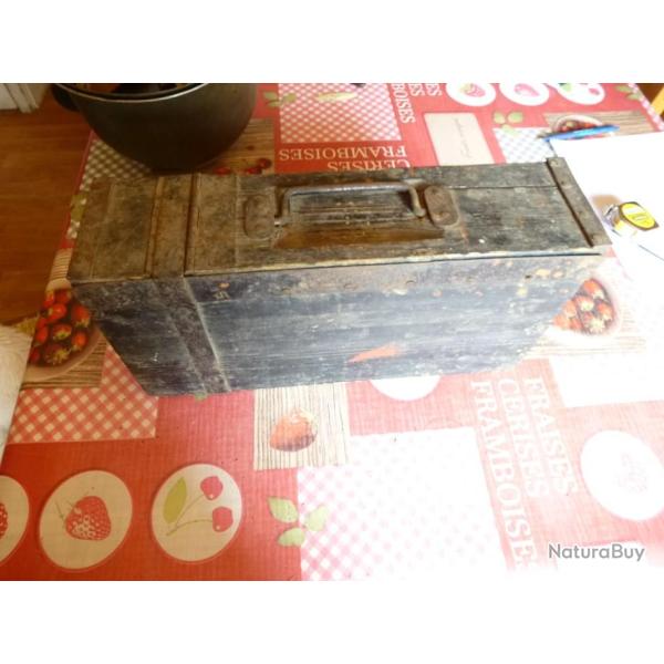 CAISSE ALLEMANDE A M G EN BOIS A RESTAURER WW1