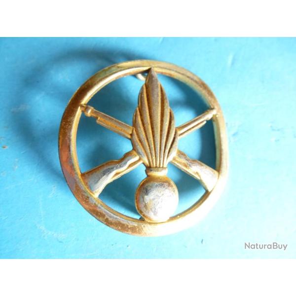 T INSIGNE DE BERET GRENADE ET FUSIL BIS