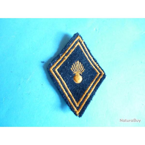 T INSIGNE TISSU  GRENADE  TRAIT JAUNE