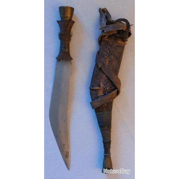 Ancien poignard en fer dans son fourreau en cuir et bronze.