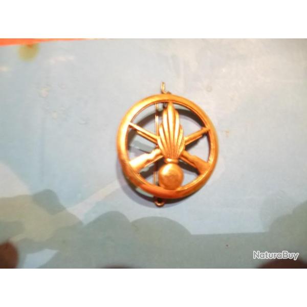 + INSIGNE BERET GRENADE ET FUSIL CROISE