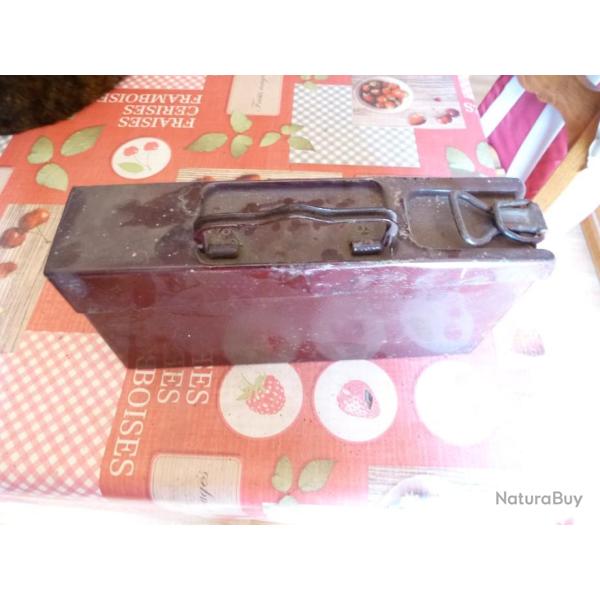 petite CAiSSE a M G  ALLEMANDE  WW1  EMAILLEE ROUGE