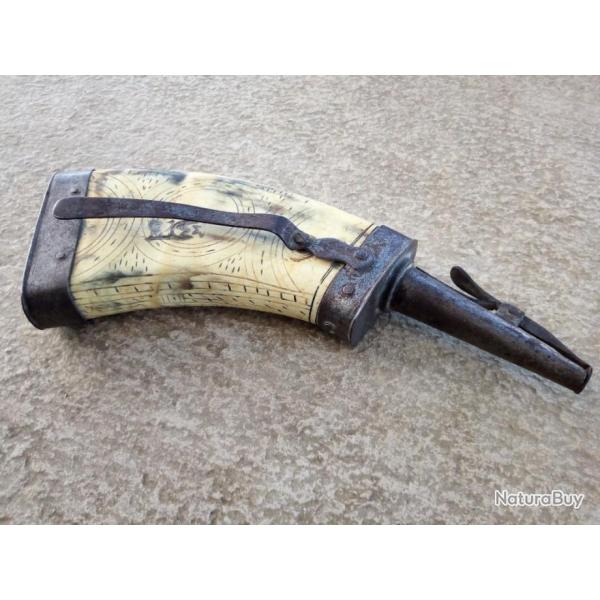 MAGNIFIQUE POIRE A POUDRE FIN 17IEME