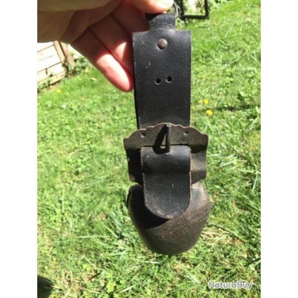 Ancienne cloche de berger en collier de cuir