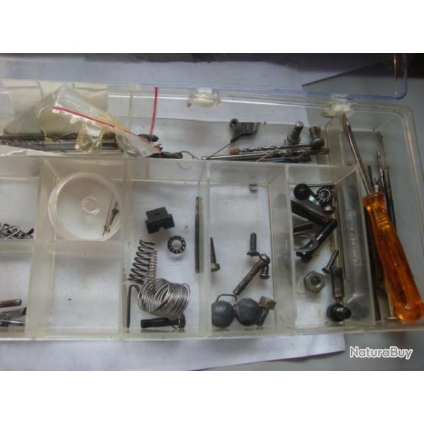 boite avec diverse pi�ces d armes fond de tiroir armurerie